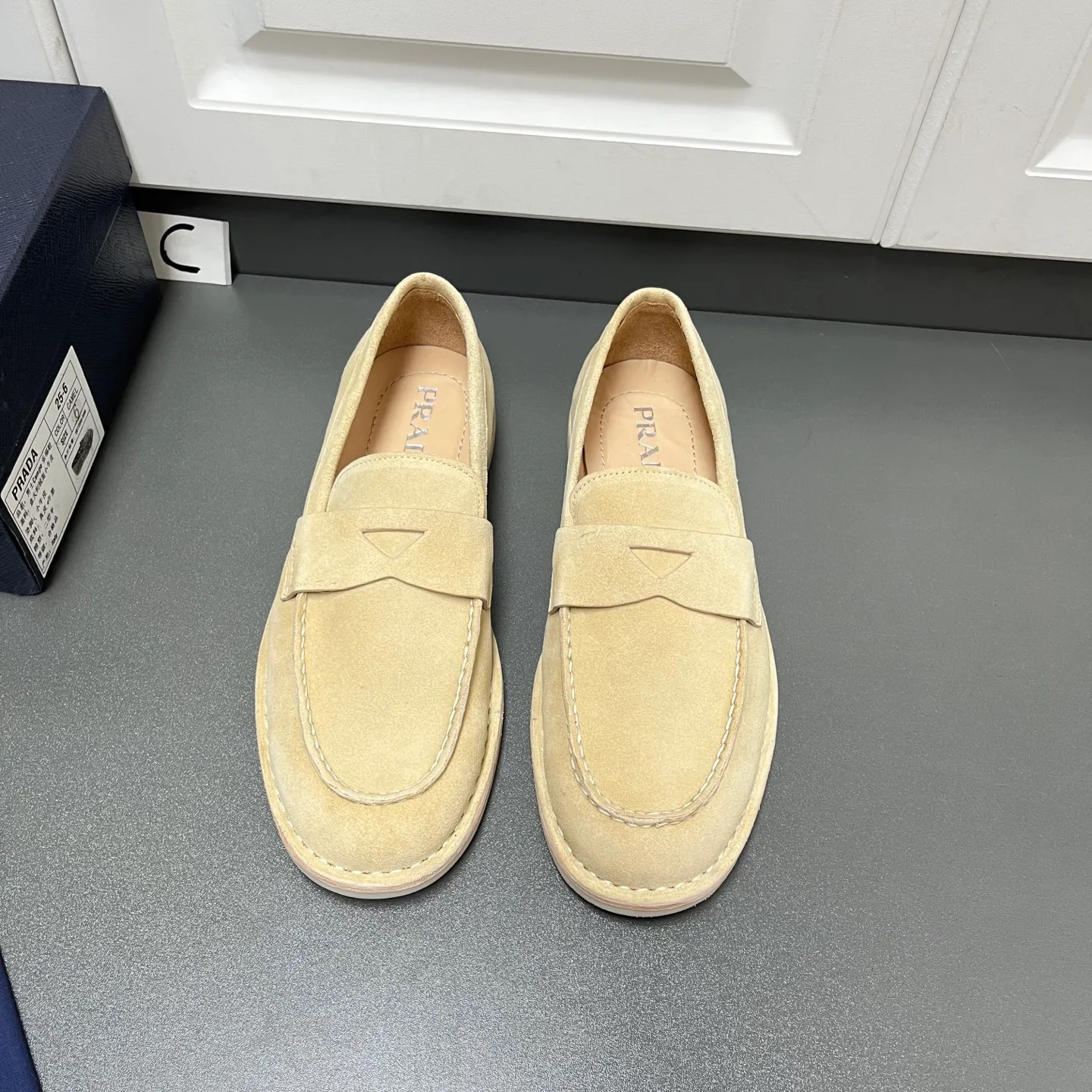 💰840 Prada men’s new suede leather loafers. Made of flocked cow second-layer leather, they combine classic design with handmade details, blending sophistication with casual comfort. Hot-stamped logo on the outside, topstitched seams on the skirt, 1.5cm white rubber sole with leather welt, dyed calfskin lining, silver-labeled cowhide feet, simple and elegant style, comes with a full set of original packaging dust bag! C leather shoe size: 39/40/41/42/43/44 Khaki Welcome to order